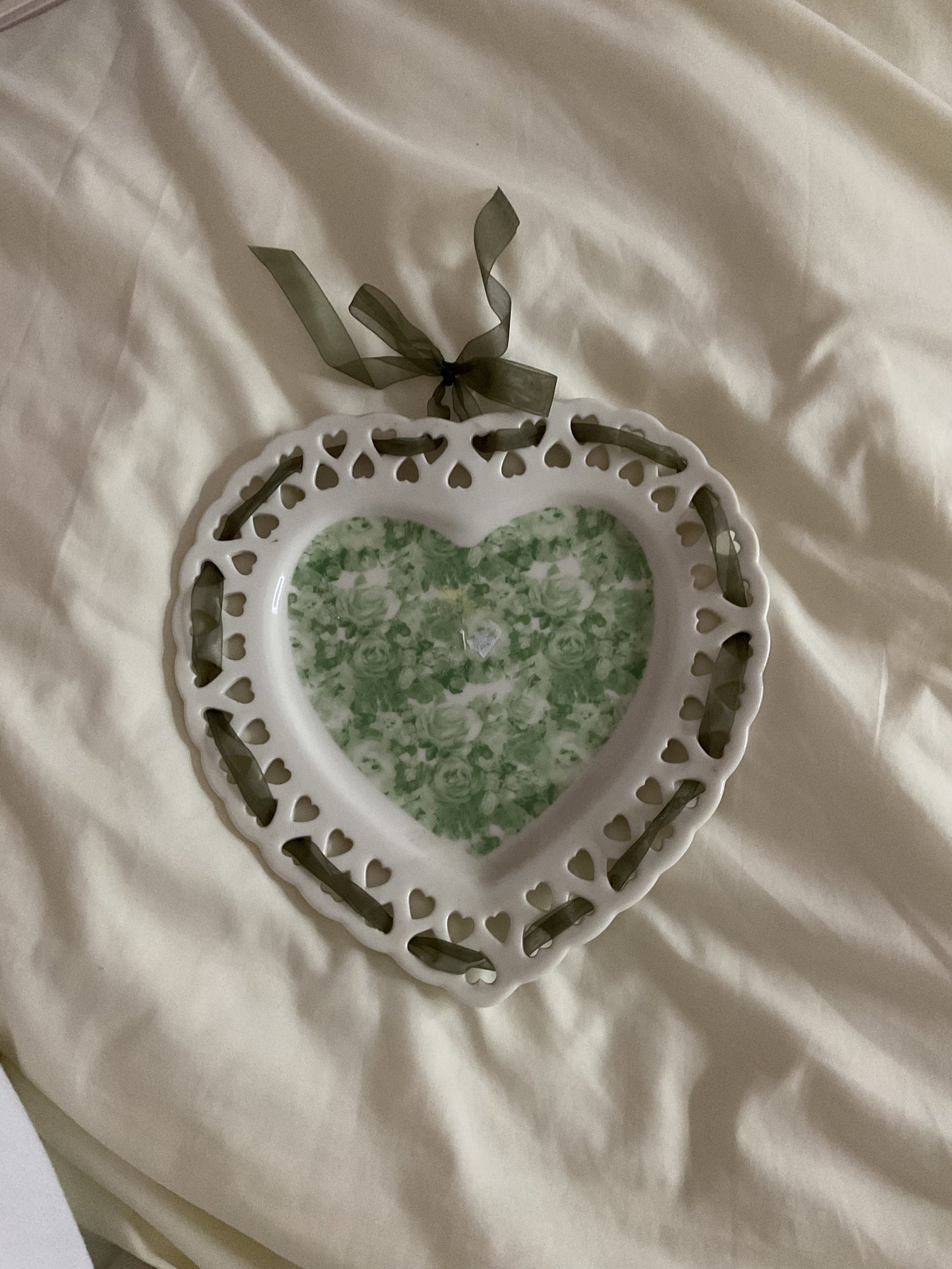 💚preloved green heart plate ribbon detail 💚