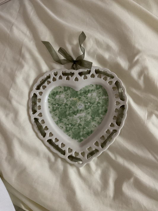 💚preloved green heart plate ribbon detail 💚